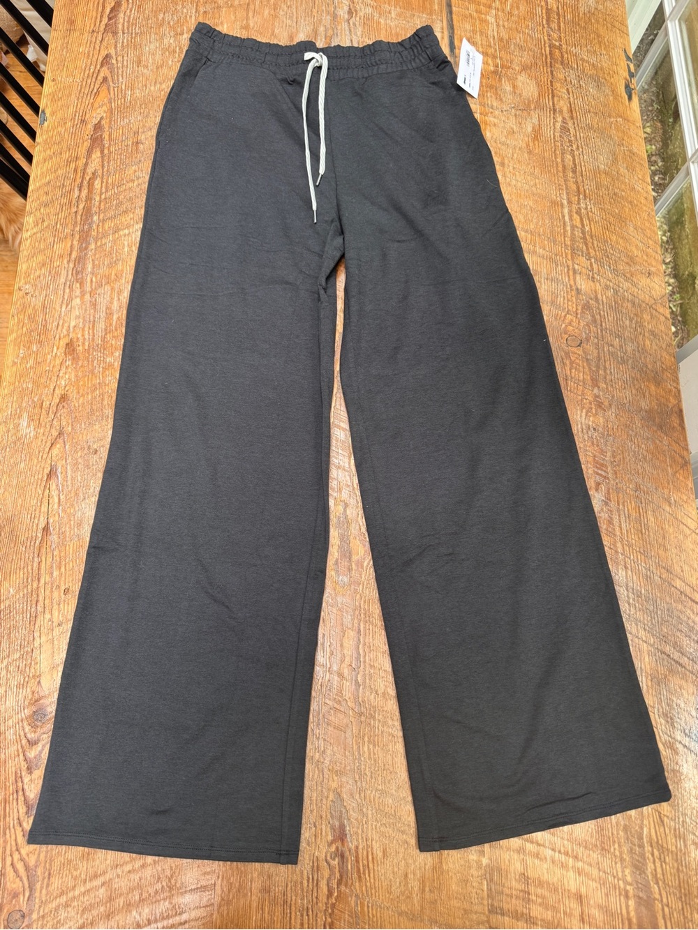 Vuori Halo Essential Black Wide-Leg Pants with Drawstring - Picture 4 of 7